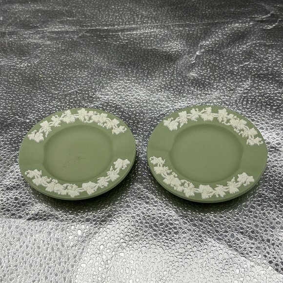 VTG Wedgwood Green Jasperware Ashtrays set of 2 White‎ Grapevine Relief Design - Picture 1 of 13